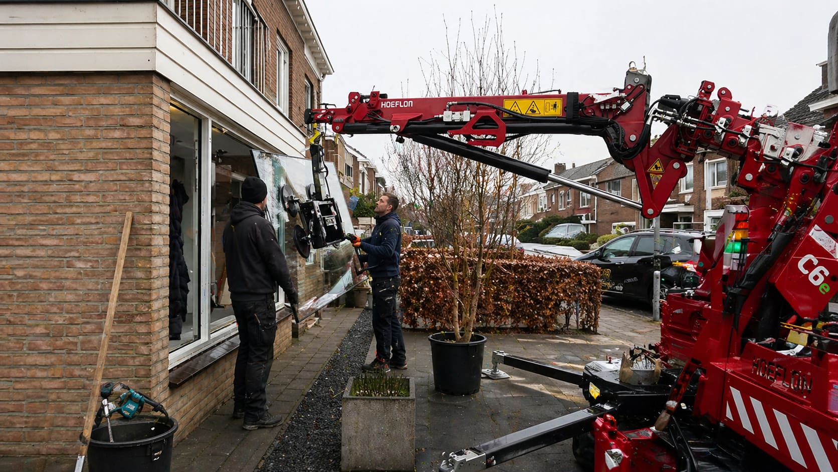 Plaatsing van grote glaspartij met glaszuiger bij woningrenovatie